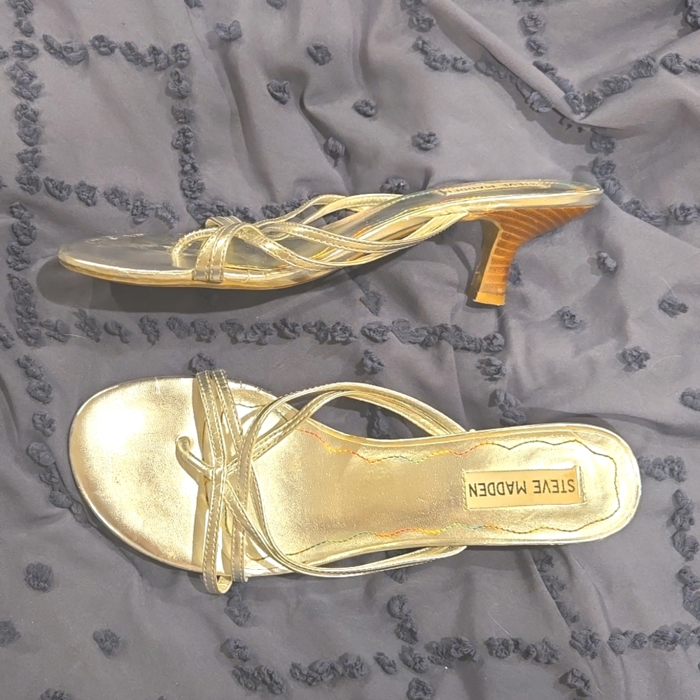 🎉SALE 5 for $15🎉 Steve Madden Silver Low Heels. About 1.5in heel. Size 8.5